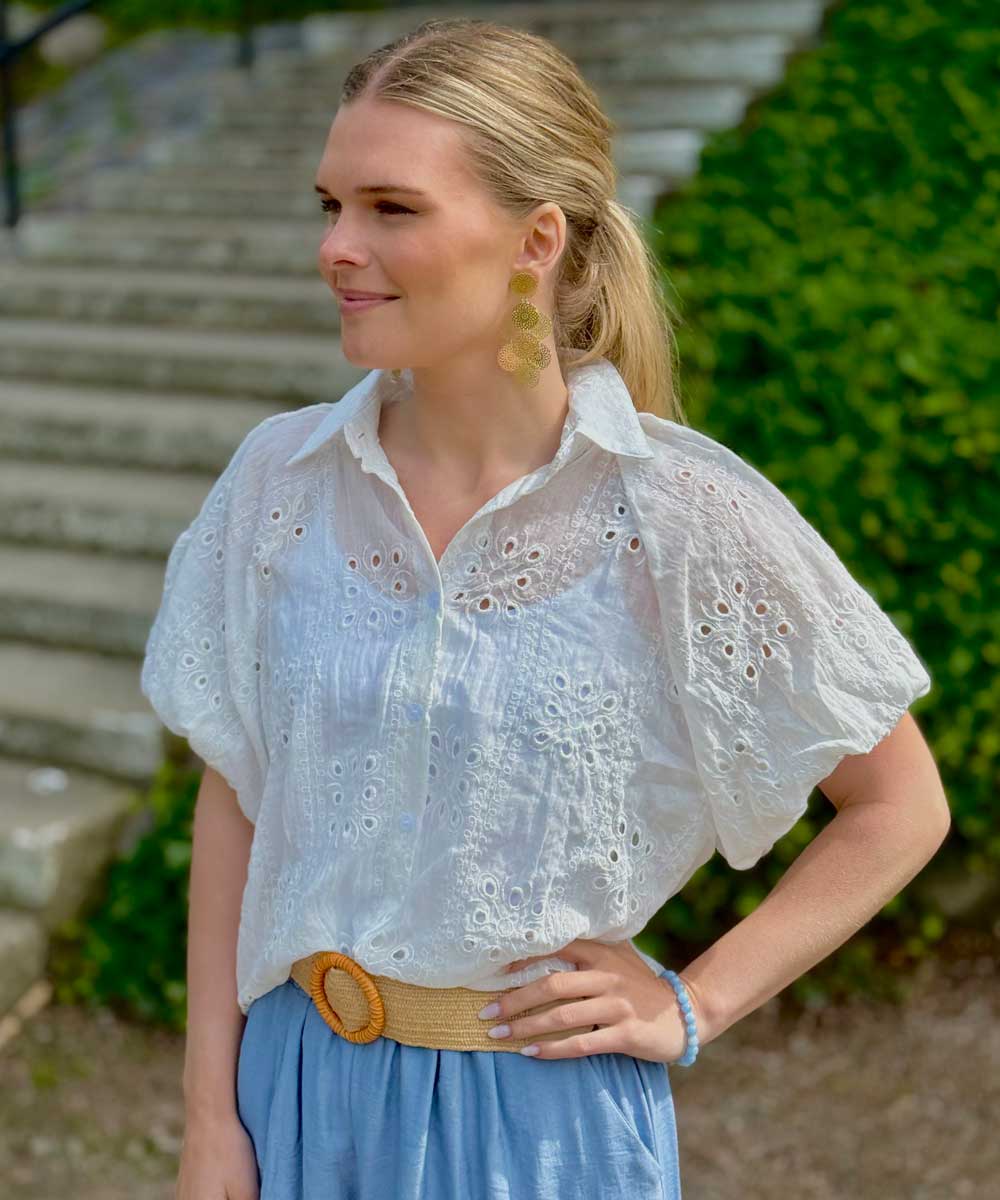 Vit blus med broderi