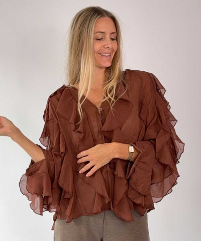 Brun blus med volanger