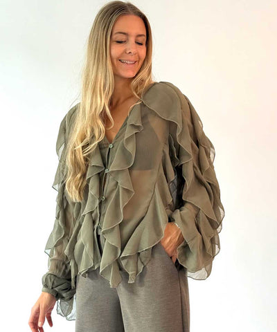 Modell i khakigrön blus