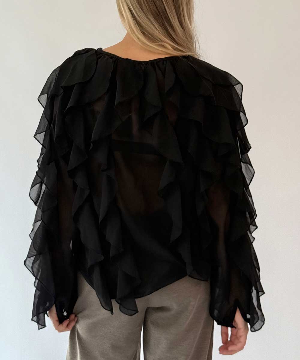 svart blus baksida