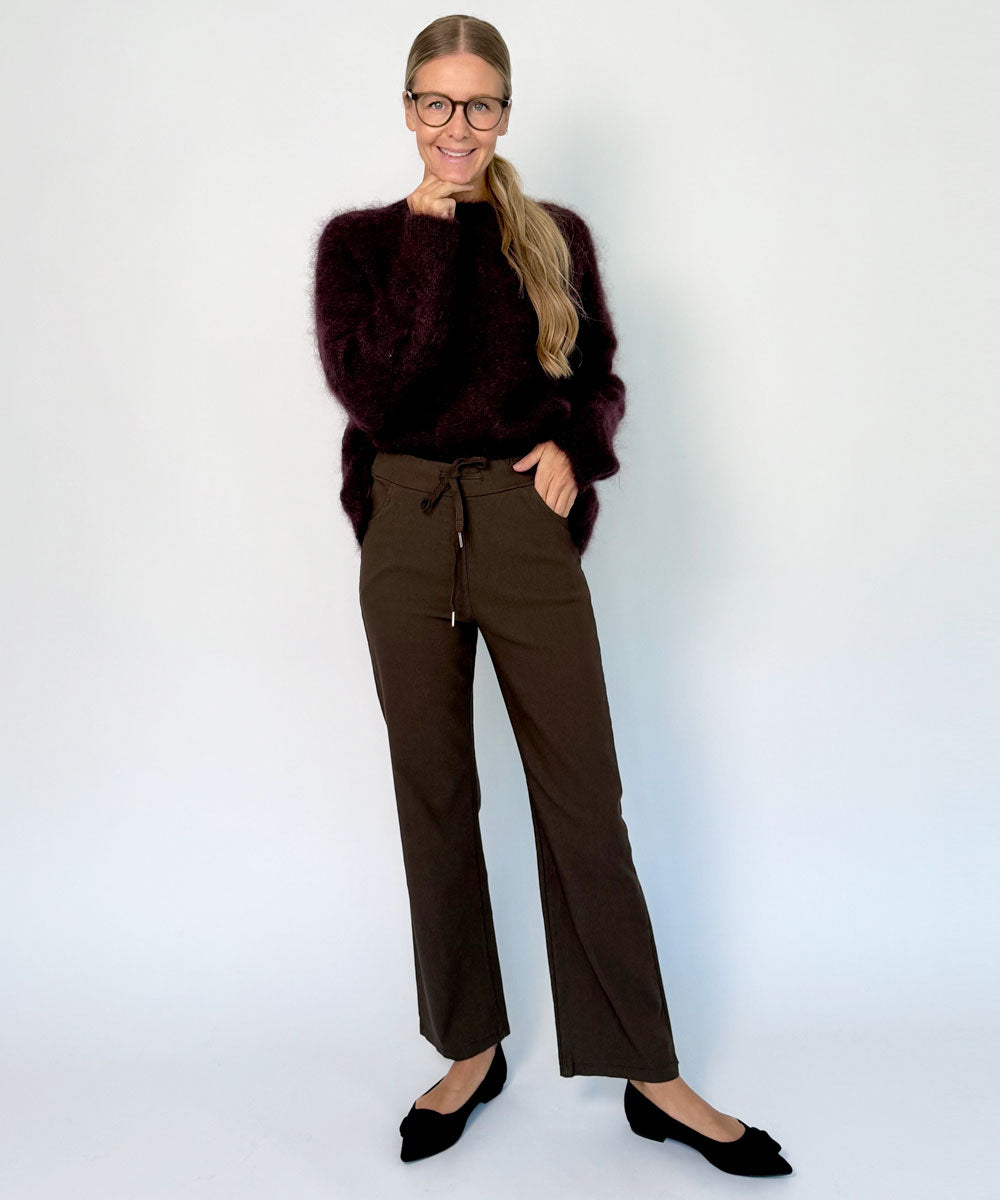 brun byxa och tröja