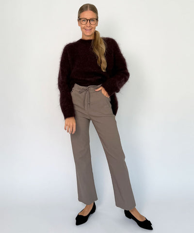 beige byxa och stickad tröja