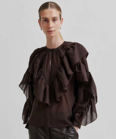 Brun blus med volanger