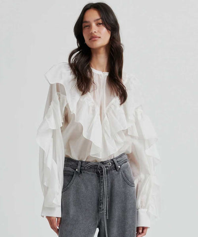Modell i blus och jeans