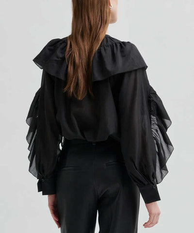 svart blus baksida