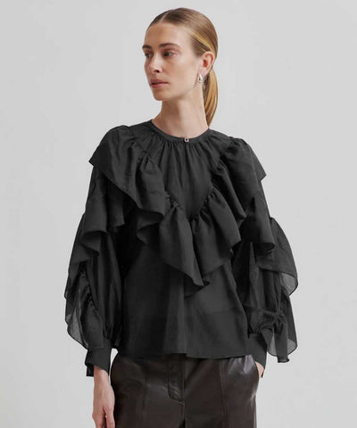 svart blus med volang