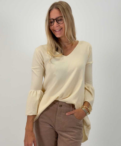 offwhite tröja och brun byxa