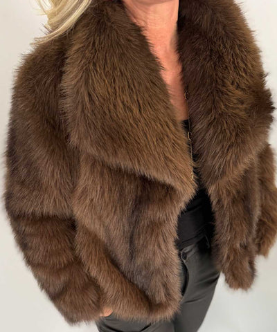 brun pälsjacka detaljer