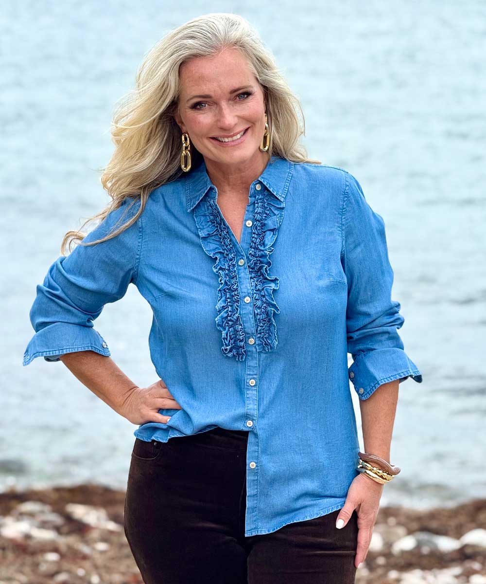 blus i denim och bruna byxor