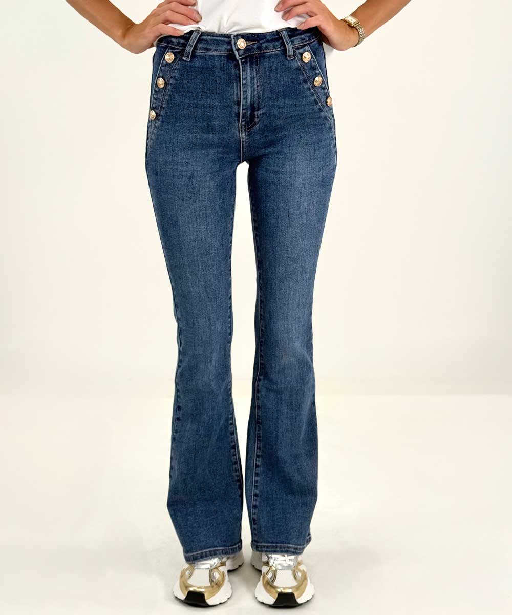jeans med knappar vid fickorna