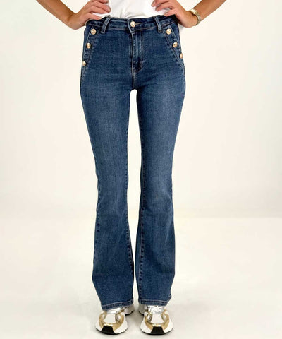 jeans med knappar vid fickorna