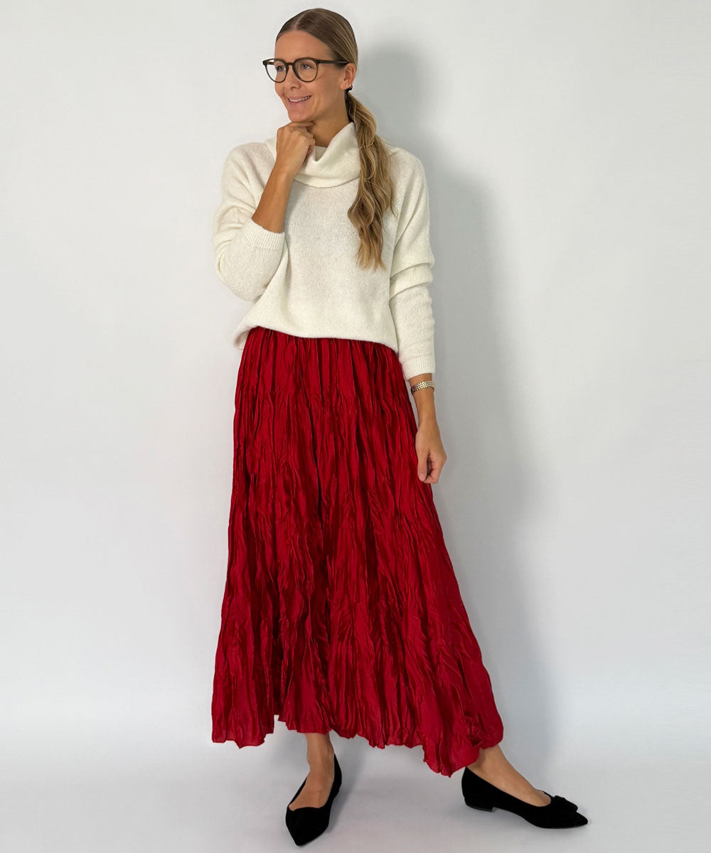 Röd satinkjol med rynkeffekt