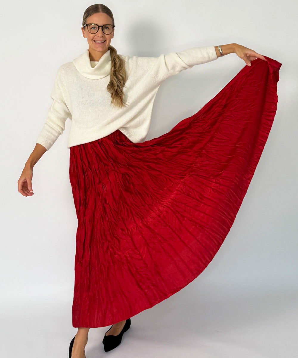 vit tröja och rödkjol