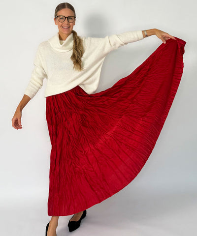 vit tröja och rödkjol