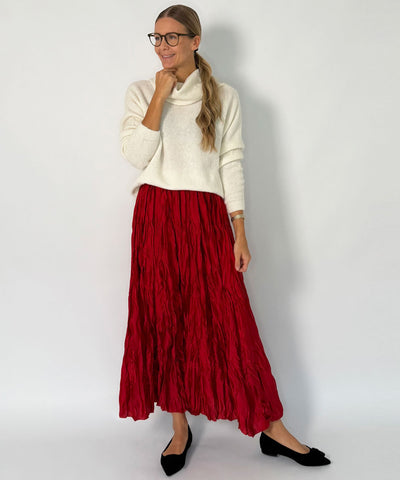 Röd satinkjol med rynkeffekt