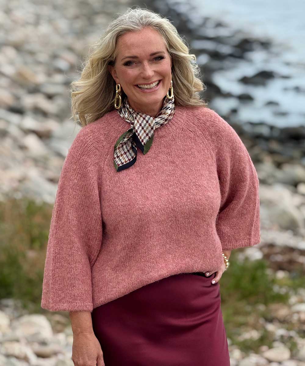 modell i rosa stickad tröja