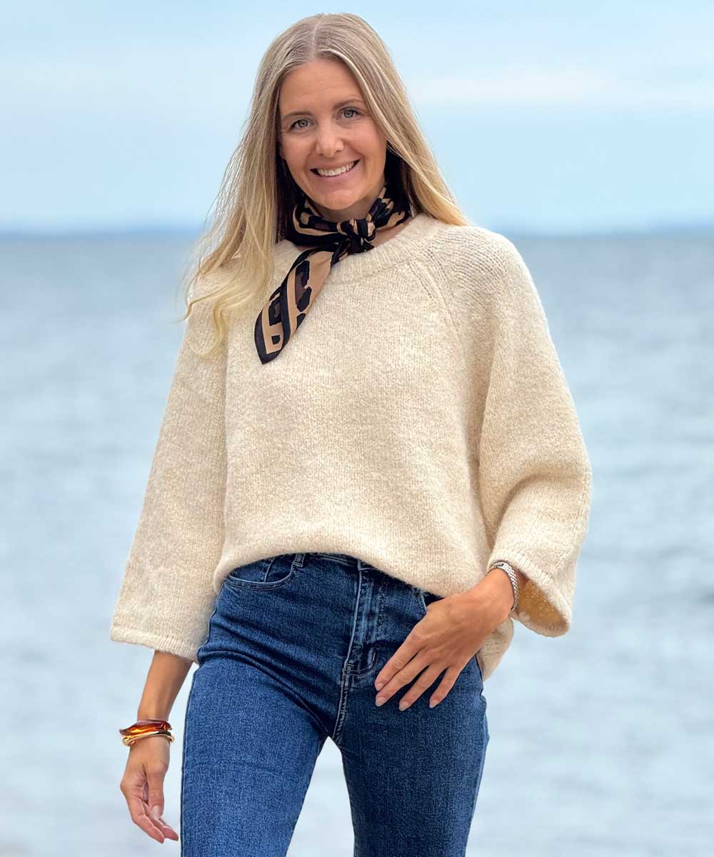 sandfärgad tröja och jeans