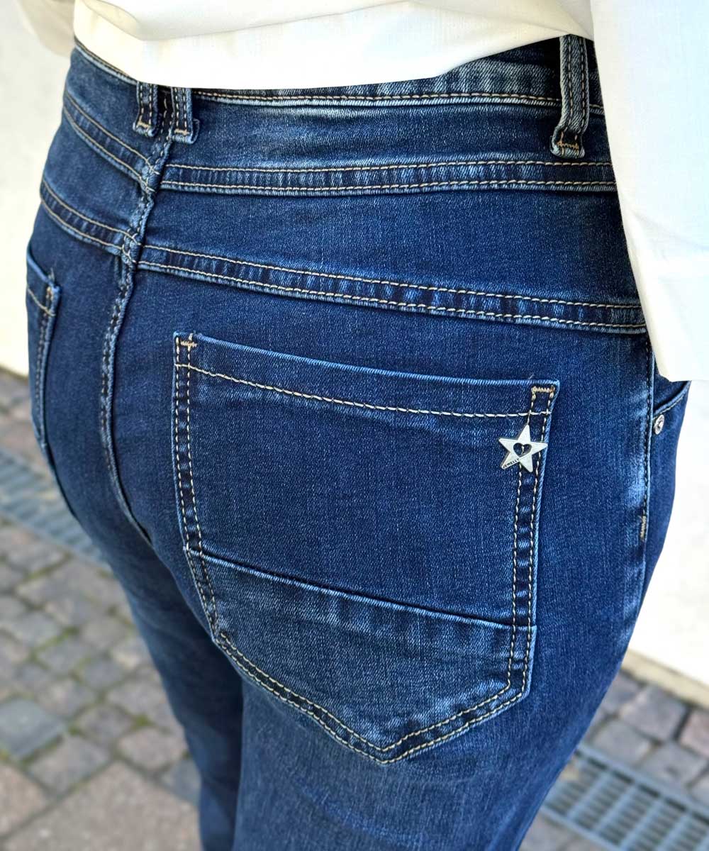detaljer blå jeans baksida