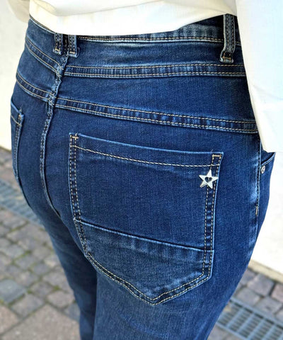 detaljer blå jeans baksida