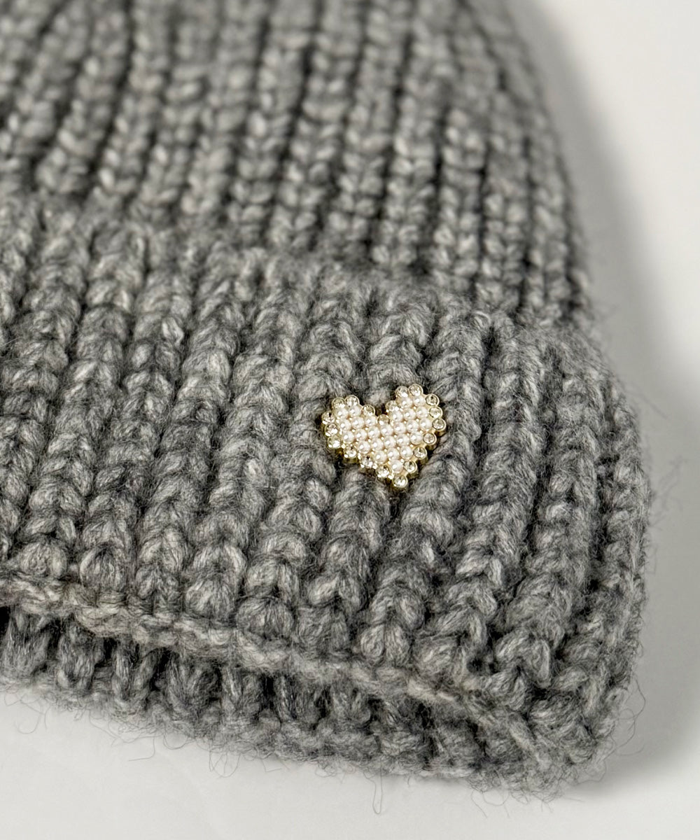 grå mössa detaljer
