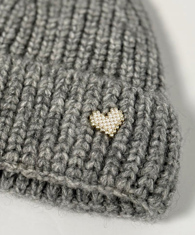 grå mössa detaljer