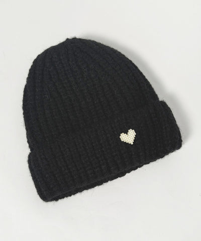 svart stickad mössa