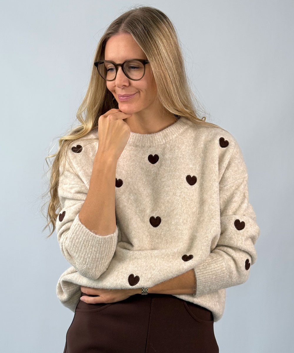 Beige tröja med hjärtan