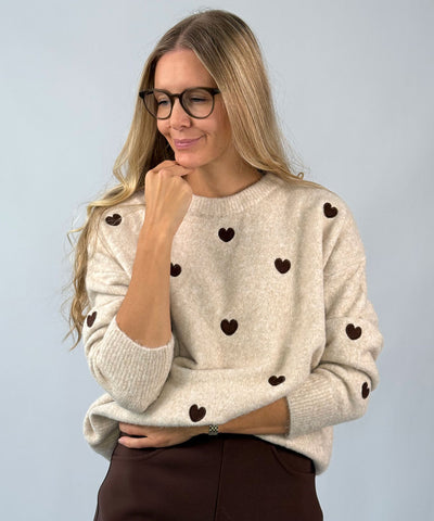 Beige tröja med hjärtan