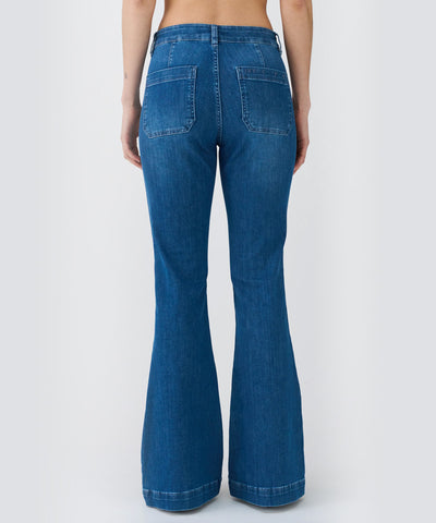 blå jeans bak