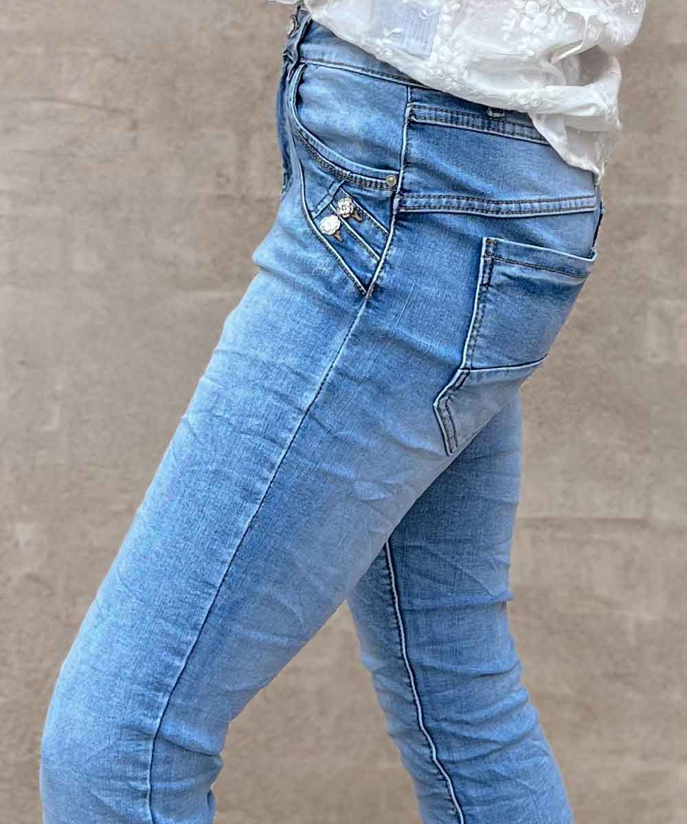 jeans med blomknapp från sidan