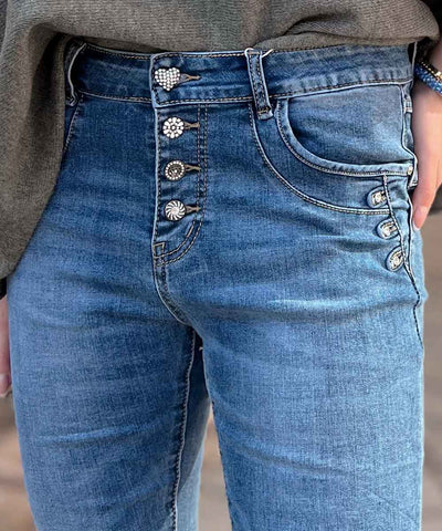 jeans med dekorativa knappar