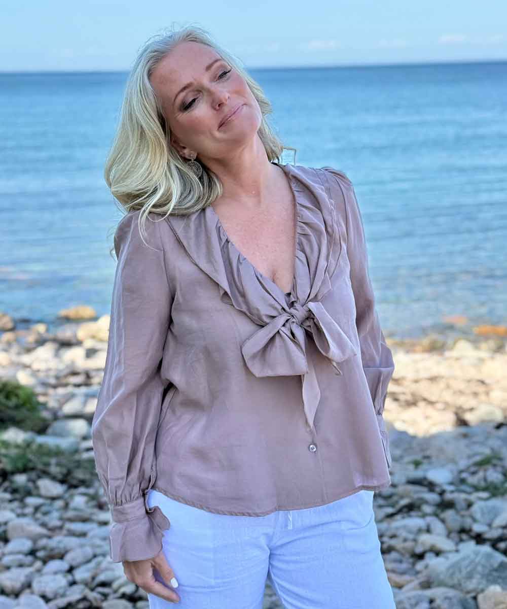 Brun blus med rosett