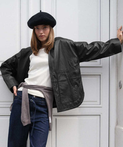 Modell i svart skinn cardigan/kavaj