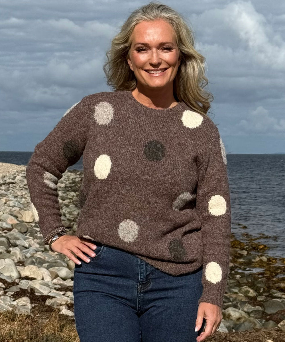 prickig tröja i brunt