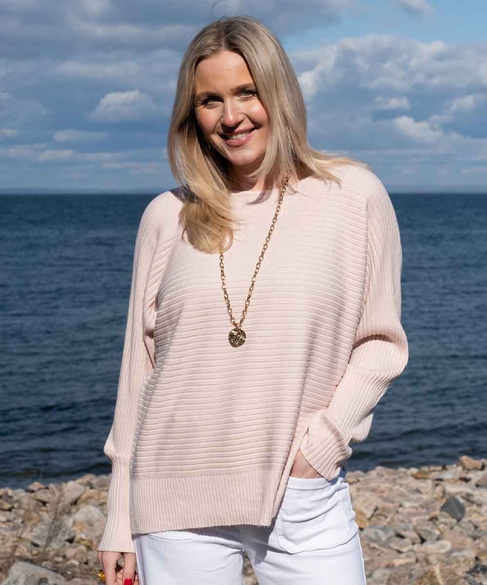 Rosa ribbad tröja