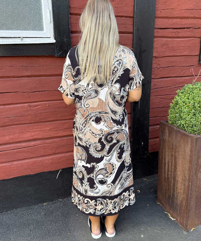 svart mönstrad klänning baksida