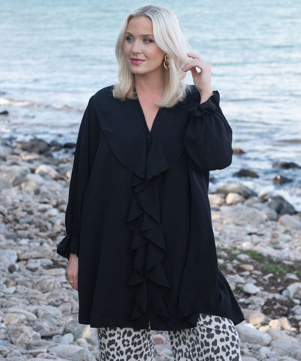 Svart tunika med volang