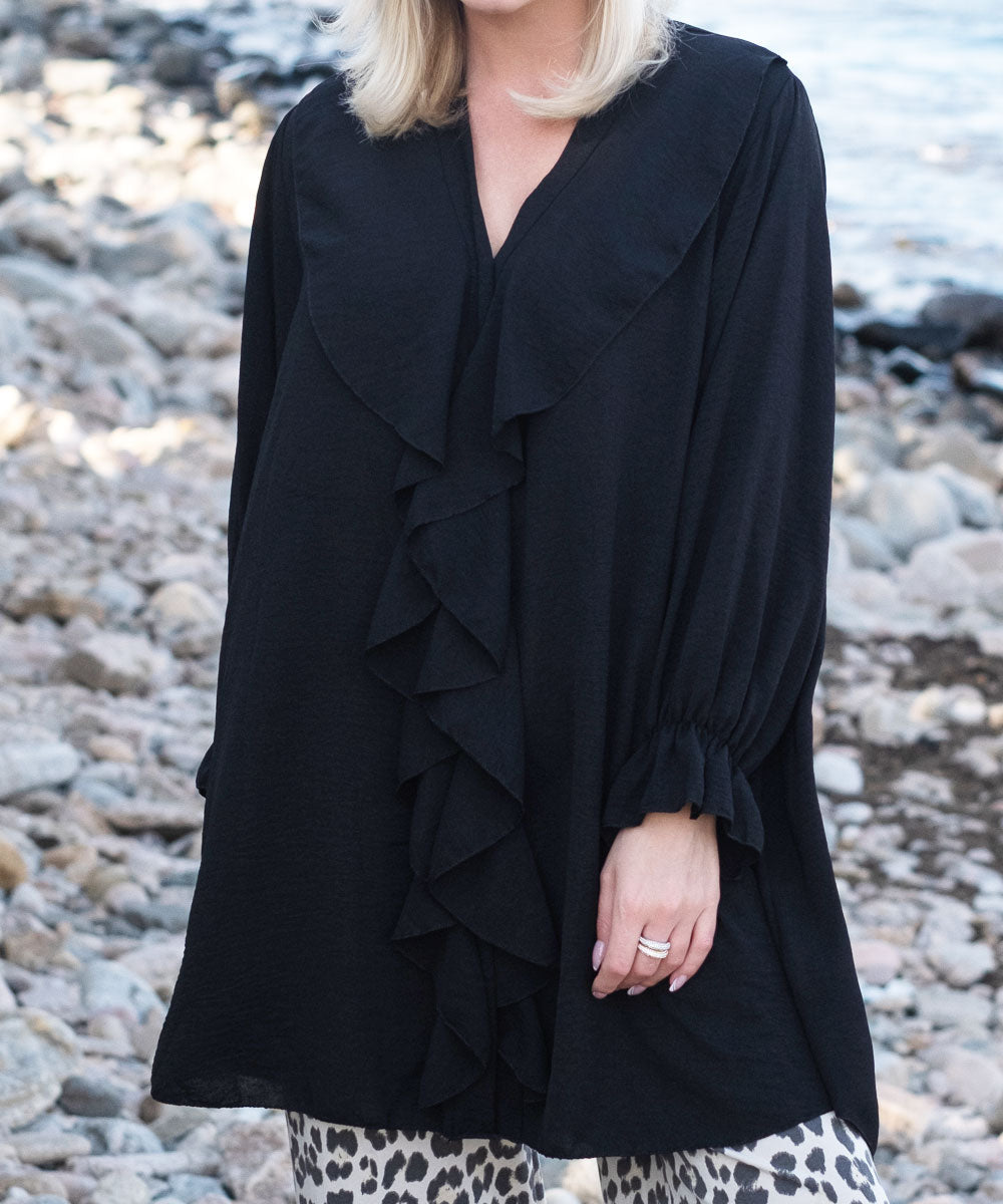 detaljer svart tunika med volanger