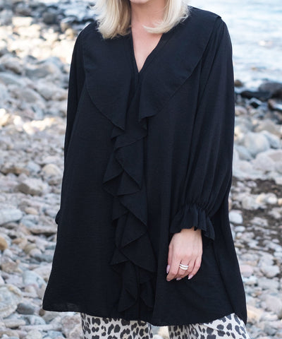 detaljer svart tunika med volanger