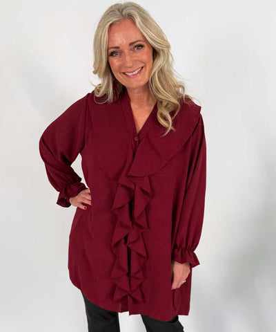 modell i vinröd tunika