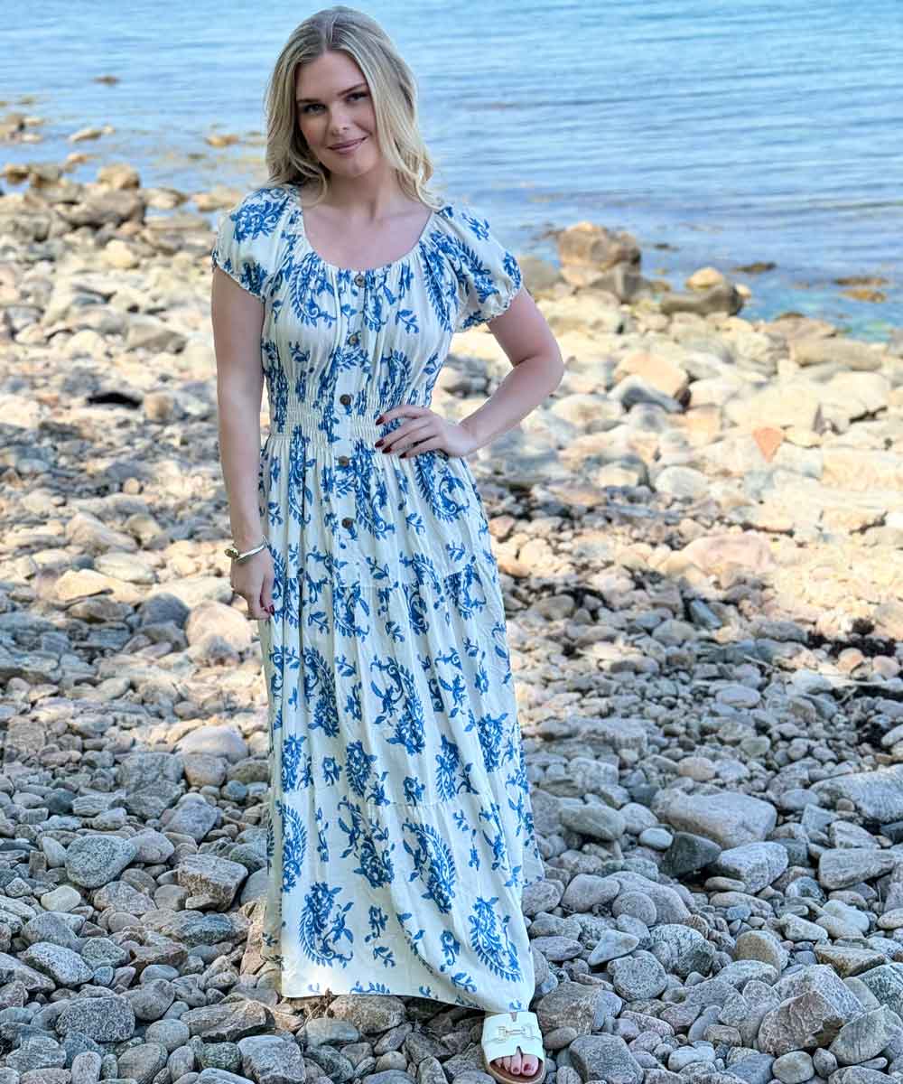 Blå mönstrad klänning