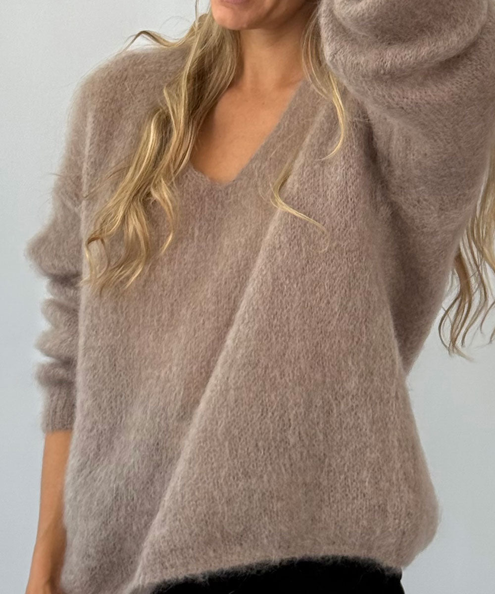 detalj på mohair tröja i brunt