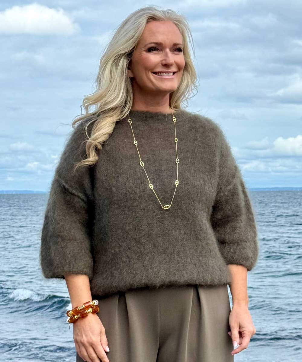 modell i khaki tröja