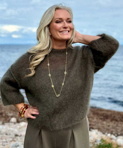 Modell i khakigrön tröja