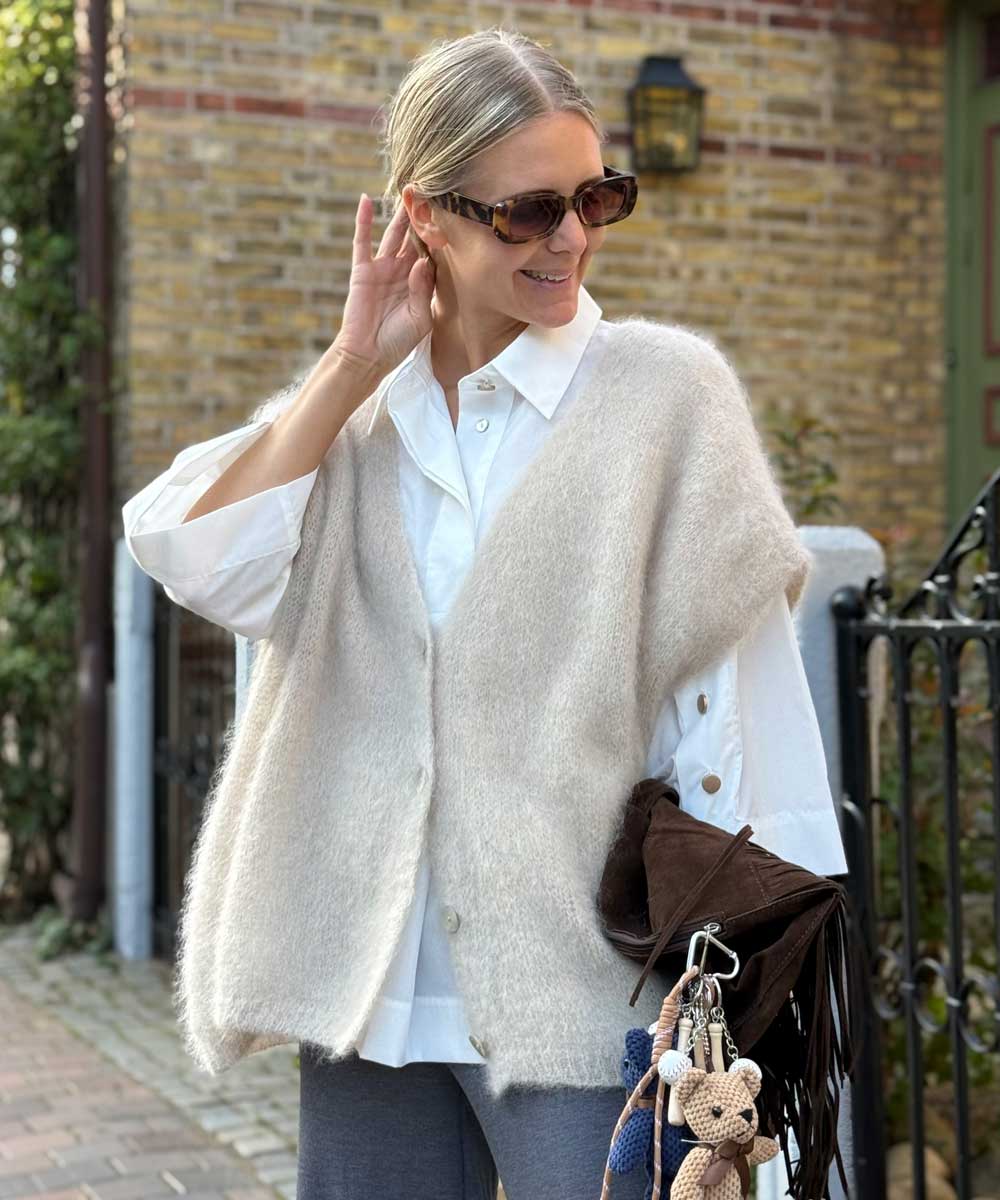 väst i mohair med jeans och blus