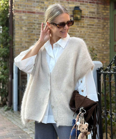 väst i mohair med jeans och blus
