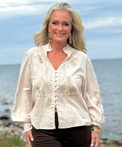 Beige blus med fina detaljer