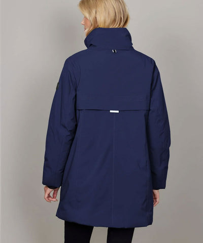 blå parkas bak