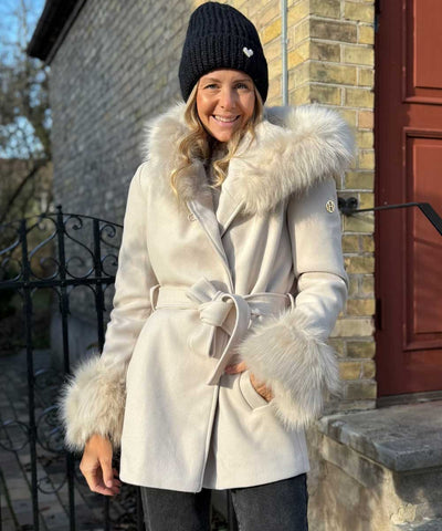 offwhite kappa med päls