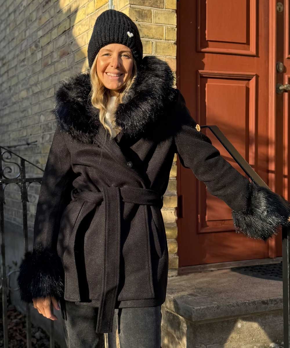 svart jacka med päls